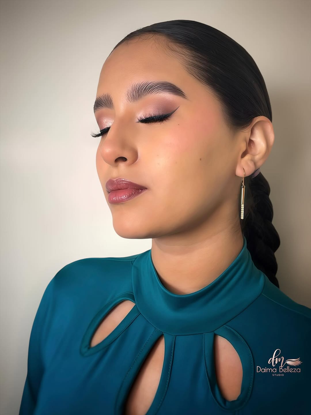 Belleza resaltada con un look social profesional.