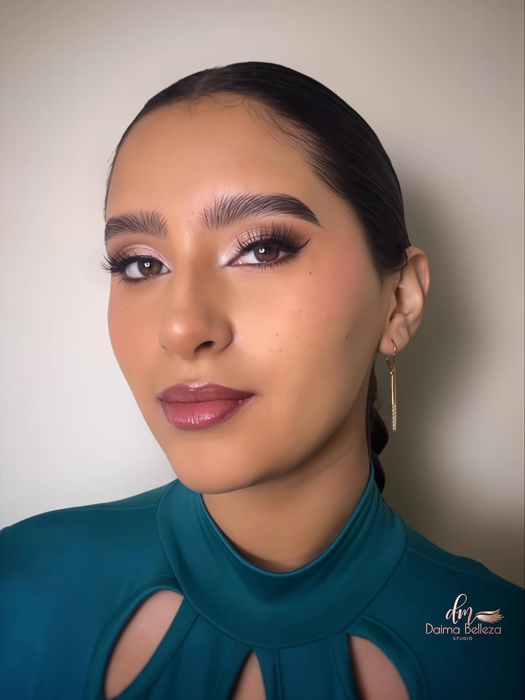Belleza resaltada con un look social profesional.