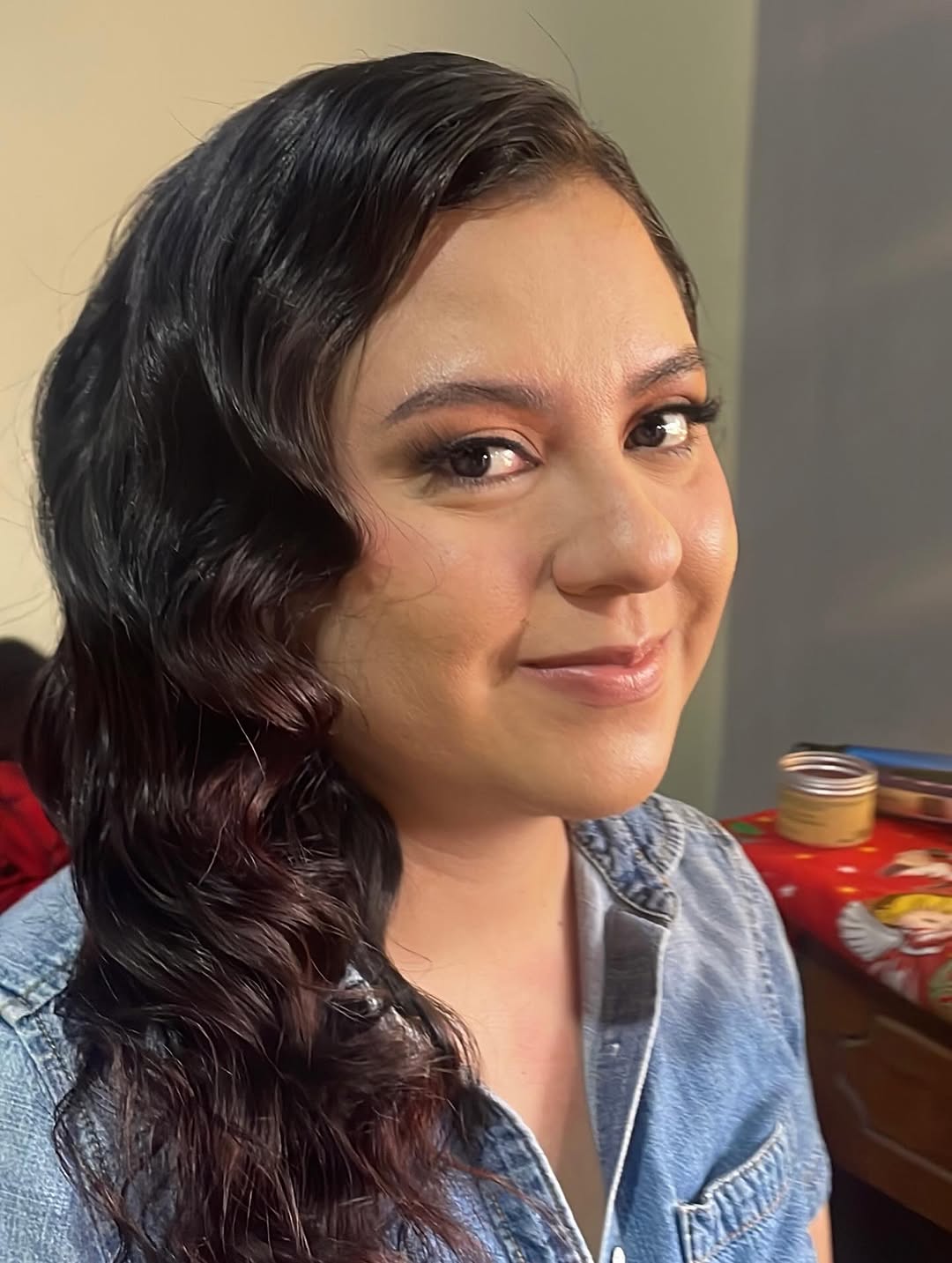 Maquillaje de grado con acabado limpio y protagonista.