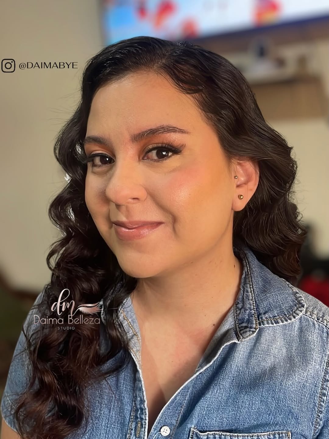 Maquillaje de grado con acabado limpio y protagonista.