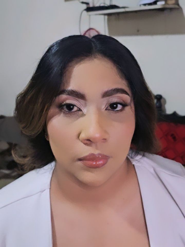 Before and After. Maquillaje y ondas naturales para resaltar la belleza del evento.