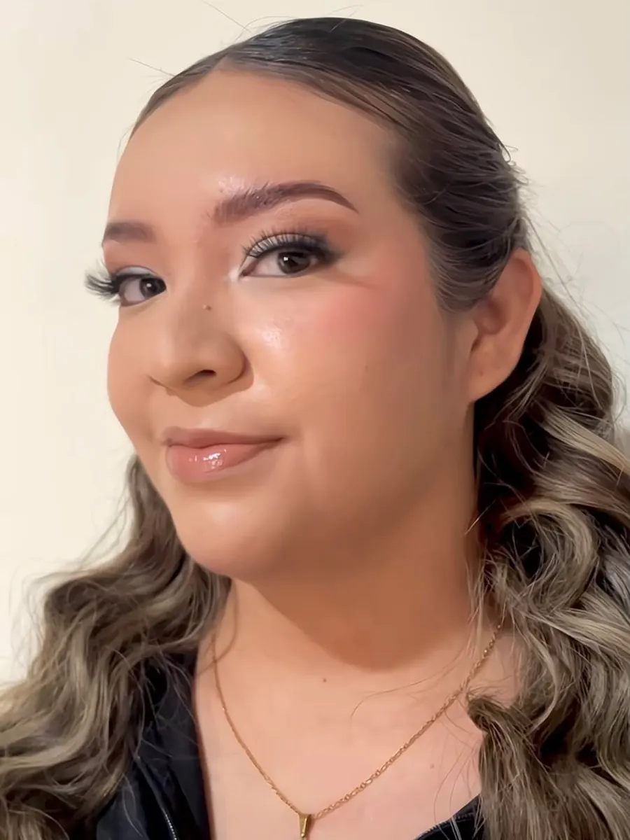 Peinado en ondas glamorosas con maquillaje de evento