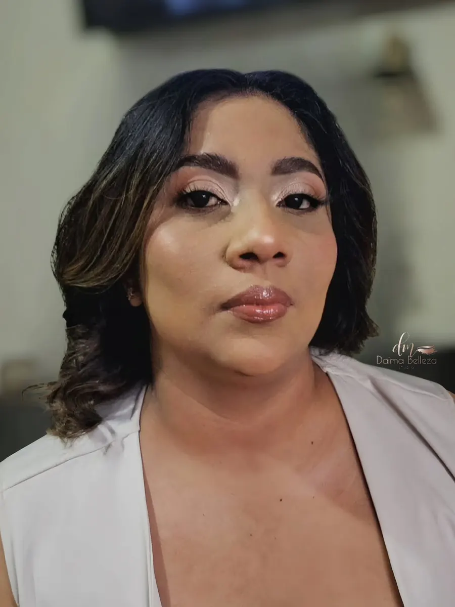 Maquillaje de graduación con pestañas y piel luminosa